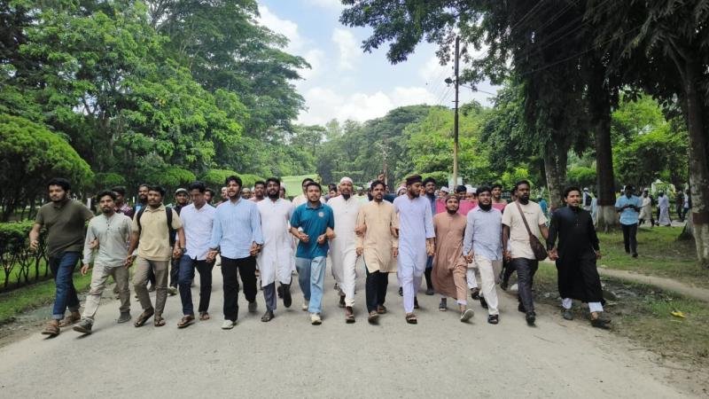 ম্যানেজিং কমিটির হাতে শিক্ষক নিয়োগের সিদ্ধান্তে মানববন্ধনে ইবি শিক্ষার্থীরা