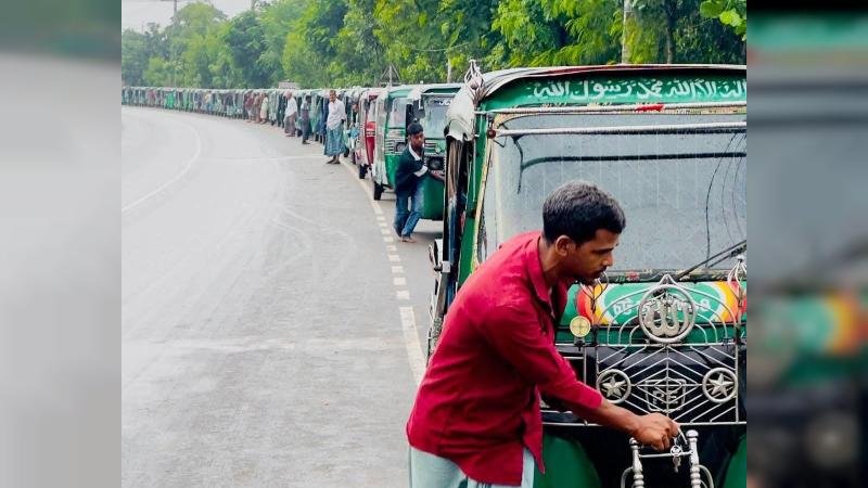 মিরসরাইয়ে তীব্র গ্যাসসংকট: ফিলিং স্টেশনগুলোতে দীর্ঘ যানজট