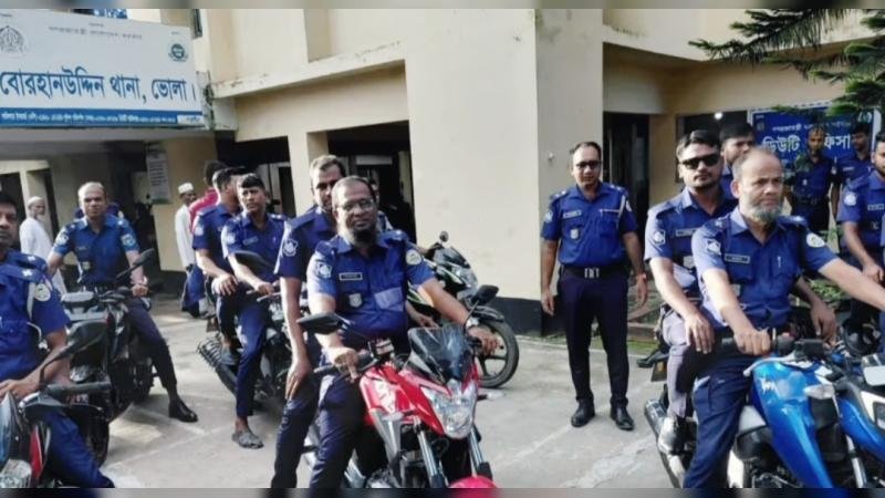বোরহানউদ্দিনে আইনশৃঙ্খলা পরিস্থিতি নিয়ন্ত্রণে পুলিশের বিশেষ মহড়া 