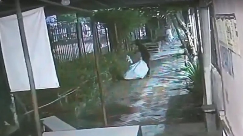 হাসপাতাল ব্যবস্থাপককে বস্তায় ভরে টেনে নেওয়ার ভিডিও, বাস্তবে যা ঘটেছে