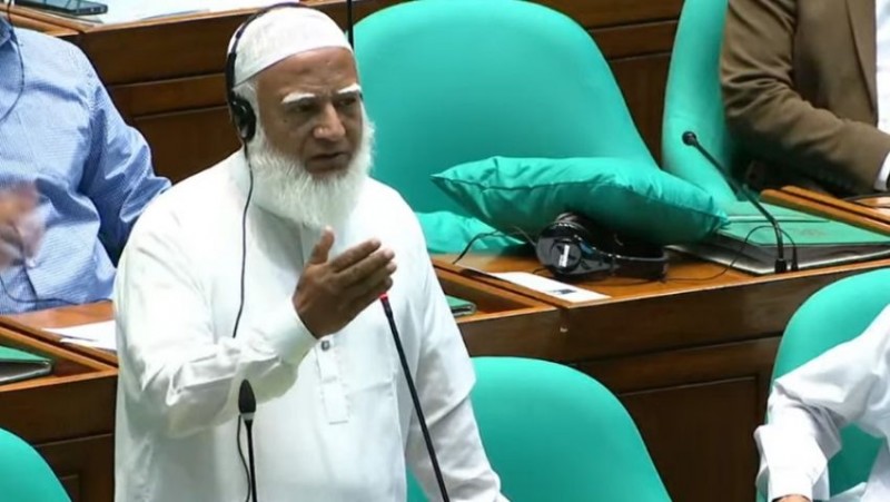 ‘আমরা তার ছাত্র হওয়ার জন্য এখানে আসি নাই’