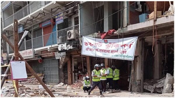 বিস্ফোরণের ঘটনায় শতাধিক মানুষ আহত হয়ে রাজধানীর বিভিন্ন হাসপাতালে চিকিৎসা নিয়েছেন