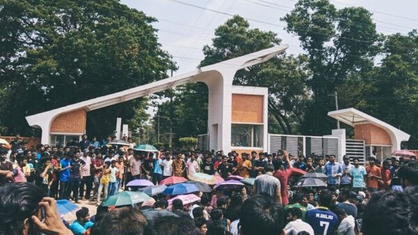 অনির্দিষ্টকালের জন্য বন্ধ ঘোষণা চুয়েট, হল ছাড়ার নির্দেশ