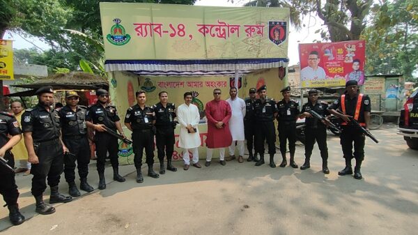 রেজাউল করিম রেজা ,ময়মনসিংহ : বাংলা নববর্ষ ১লা বৈশাখ ১৪৩১ উপলক্ষে ময়মনসিংহ শহরের প্রাণকেন্দ্র জয়নাল আবেদীন পার্কে র‌্যাব কন্ট্রোল রুম উদ্বোধন। বাংলা নববর্ষ ১লা বৈশাখ উপলক্ষে দর্শনার্থীদের সার্বিক নিরাপত্তা ও সেবায় ময়মনসিংহ শহরের প্রাণকেন্দ্র জয়নাল আবেদীন পার্কে এর ব্যাট বল চত্বরে  সামনে র‍্যাব  এর  কন্ট্রোল রুম স্থাপন করা হয়েছে।  আজ ১৪/০৪/২০২৪খ্রি. তারিখ দুপুর ১৩.৩০ ঘটিকায় র‍্যাব-১৪, ময়মনসিংহ এর অধিনায়ক অতিরিক্ত ডিআইজি জনাব মোহাম্মদ মহিবুল ইসলাম খান, বিপিএম(বার) মহোদয় র‍্যাব কন্ট্রোল রুমের শুভ উদ্বোধন করেন।  সেখানে দুষ্কৃতি ও ছিনতাইকারী প্রতিরোধে ২৪ ঘন্টা কাজ করবে র‍্যাব সদস্যরা। এছাড়াও অসুস্থ হয়ে পরা দর্শনার্থীদের জন্য ফার্স্ট এইড ব্যবস্থা থাকবে। র‍্যাবের একটি দক্ষ মেডিকেল টিম ফার্স্ট এইড সেবা নিশ্চিত করবে।  তৃষ্ণার্তদের জন্য বিশুদ্ধ পানির ব্যবস্থা এবং হয়রানি প্রতিরোধে অভিযোগ কেন্দ্র। এসময় র‍্যাব-১৪ এর অন্যান্য উর্ধ্বতন কর্মকর্তারা উপস্থিত ছিলেন