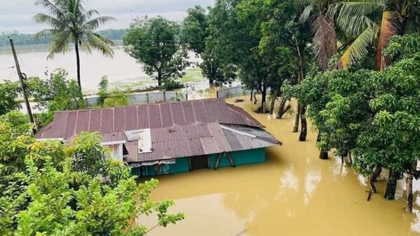  চট্টগ্রামে পানিবন্দি লাখ লাখ মানুষ