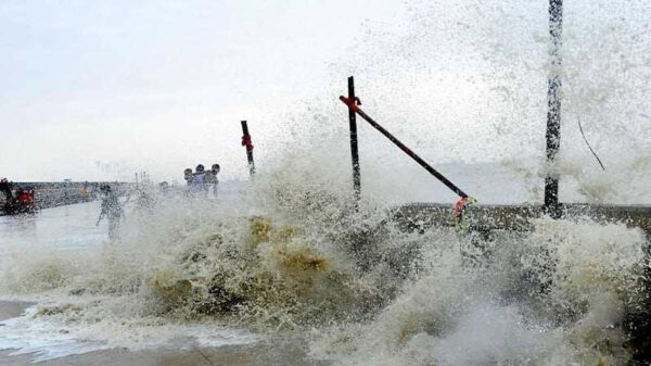 ঘূর্ণিঝড় দানা : ১৪ জেলায় জলোচ্ছ্বাসের আশঙ্কা