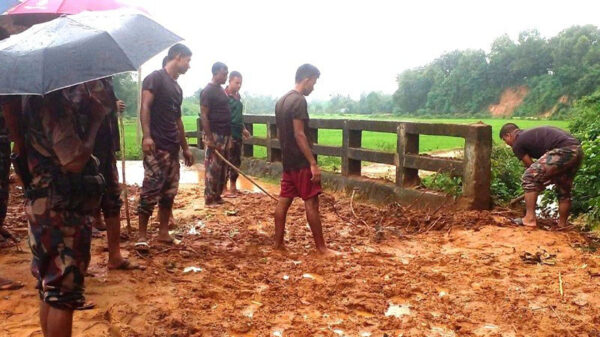 পাহাড়ি ঢলে ক্ষতিগ্রস্ত রাস্তা সংস্কার করে চলাচলের উপযোগী করলো বিজিবি