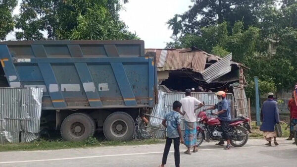 বেপরোয়া ট্রাক দেয়াল ভেঙে মাদ্রাসার ভিতরে, আহত ১৪ শিক্ষার্থী