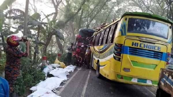 সাত সকালে সড়কে ঝরল ৫ প্রাণ