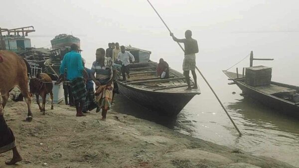 সেতুর অভাবে দুর্ভোগে আট জেলার মানুষ