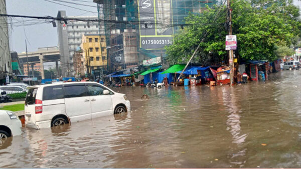 রাজধানীতে তুমুল বৃষ্টি, জলজটে ভোগান্তি