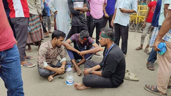 বঙ্গভবনের সামনে ৩ ব্যক্তির অবস্থান