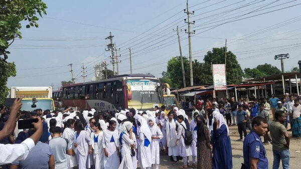 ভালুকায় শিক্ষককে লাঞ্ছিত করায় রাস্তা অবরোধ